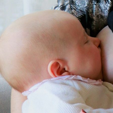 Baby trinkt an der Brust – Stillberatung in Straubing-Bogen